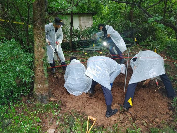 [광양=뉴시스] 변재훈 기자 = 경찰과 보건복지부에서 확인하지 못한 출생 미신고 사망 아동이 45건 더 추가 확인됐다. 사진은 전남경찰청 여성청소년범죄수사대·과학수사대 직원들이 지난 11일 오후 전남 광양시 한 야산 주변에서 암매장된 것으로 추정되는 출생 미신고 영아 시신을 수색하고 있는 모습. (사진=전남경찰청 제공) 2023.07.11. photo@newsis.com *재판매 및 DB 금지