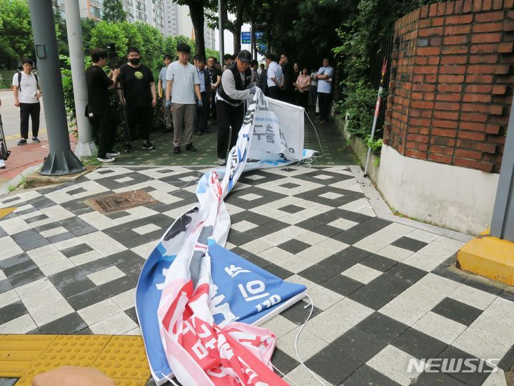 [인천=뉴시스] 김동영 기자 = 인천 연수구 관계자들이 12일 오전 인천 연수구 소금밭 사거리에서 정당현수막을 강제 철거하고 있다. 전국 지자체들이 정당현수막 난립 문제를 해결하기 위해 정치권에 협조를 요청하고 있는 가운데 직접 조례를 개정해 정당현수막을 강제로 제한하는 것은 인천시가 최초다. 2023.7.12. dy0121@newsis.com 