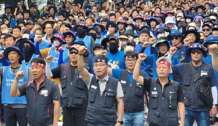 [대구=뉴시스] 이상제 기자 = 12일 오후 수성구 범어동 국민의힘 대구시당 앞에서 열린 금속노조 대구지부 총파업대회에서 조합원들이 구호를 외치고 있다. 2023.07.12. king@newsis.com *재판매 및 DB 금지