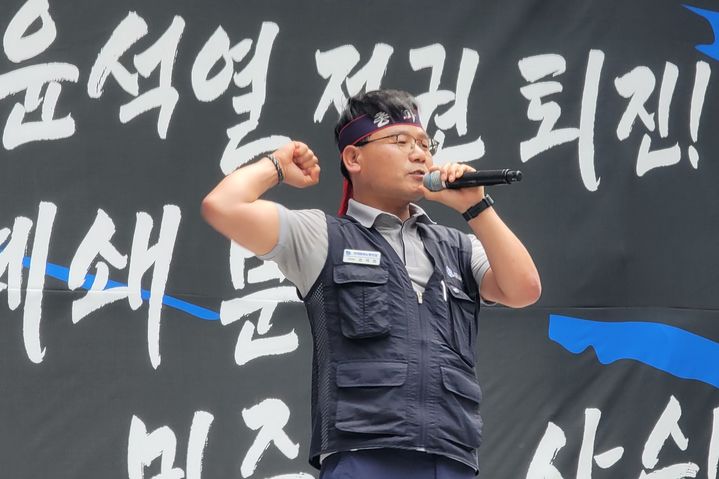 이상제 기자 = 12일 오후 수성구 범어동 국민의힘 대구시당 앞에서 열린 금속노조 대구지부 총파업대회에서 조합원이 발언하고 있다. 2023.07.12. king@newsis.com *재판매 및 DB 금지