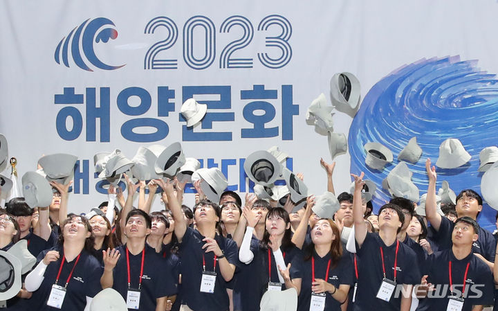 [서울=뉴시스] 권창회 기자 = 12일 오전 서울 용산구 노들섬 다목적홀에서 열린 '2023년 해양문화 대장정' 발대식에 참가한 대원들이 기념촬영을 하고 있다. 해양수산부가 주최하고 한국해양재단이 주관하는 '2023 해양문화 대장정'은 대학생 110명이 참여해 8박 9일간 독도(최동단), 백령도(최북단), 마라도(최남단) 등 우리나라 끝단 도서와 주요 해양 영토를 탐방한다. 2023.07.12. kch0523@newsis.com