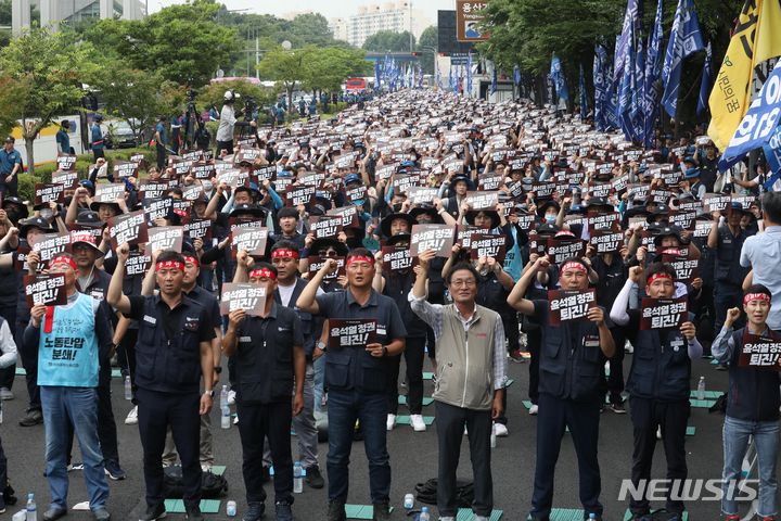 [서울=뉴시스] 조성봉 기자= 민주노총 전국금속노동조합(금속노조)가 "야간 노숙집회 금지 처분의 집행을 멈춰달라"며 집행정지 신청이 법원에서 인용됐다. 사진은 지난7월 오후 서울 용산구 이촌역 인근에서 열린 ‘노동·민생·민주·평화 파괴, 윤석열 정권 퇴진' 민주노총 금속노조 총파업대회에서 양경수(앞줄 왼쪽 네번째) 민주노총 위원장을 비롯한 참가자들이 구호를 외치고 있다. 2023.07.12. suncho21@newsis.com