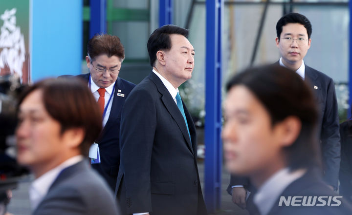 [빌뉴스(리투아니아)=뉴시스] 전신 기자 = 윤석열 대통령이 12일(현지시간) 북대서양조약기구(NATO·나토) 동맹국 및 파트너국 정상회의가 열리는 리투아니아 빌뉴스 리텍스포(LITEXPO)에 도착하고 있다. 2023.07.12. photo1006@newsis.com