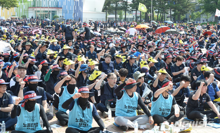 [울산=뉴시스] 배병수 기자 = 민주노총 울산본부가 12일 오후 울산 남구 태화강역 광장에서 총파업 결의대회를 개최한 가운데 참가자들이 정권 퇴진을 촉구하는 구호를 외치고 있다. 2023.07.12. bbs@newsis.com