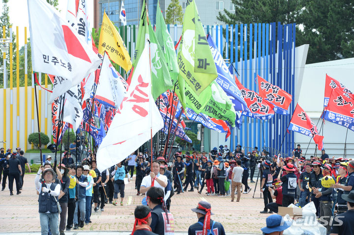 [울산=뉴시스] 배병수 기자 = 민주노총 울산본부가 12일 오후 울산 남구 태화강역 광장에서 총파업 결의대회를 진행하고 있다. 2023.07.12. bbs@newsis.com