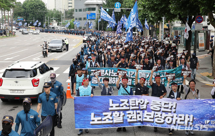 [서울=뉴시스] 조성봉 기자= 지난 12일 오후 서울 용산구 이촌역 인근에서 ‘노동·민생·민주·평화 파괴, 윤석열 정권 퇴진' 민주노총 금속노조 총파업대회를 마친 참가자들이 대통령 집무실 방향으로 행진하고 있다.(공동취재사진) 2023.07.12. photo@newsis.com