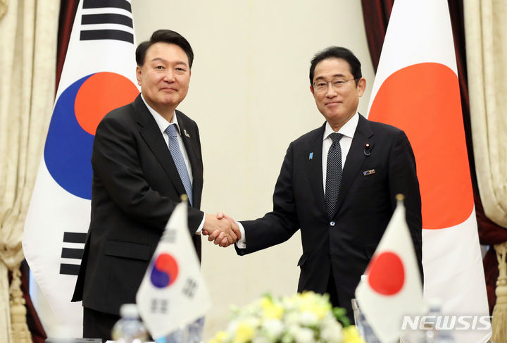 [빌뉴스(리투아니아)=뉴시스] 전신 기자 = 윤석열 대통령이 12일(현지시간) 리투아니아 빌뉴스 한 호텔에서 열린 한일 정상회담에 앞서 기시다 후미오 일본 총리와 악수하고 있다. 2023.07.12. photo1006@newsis.com