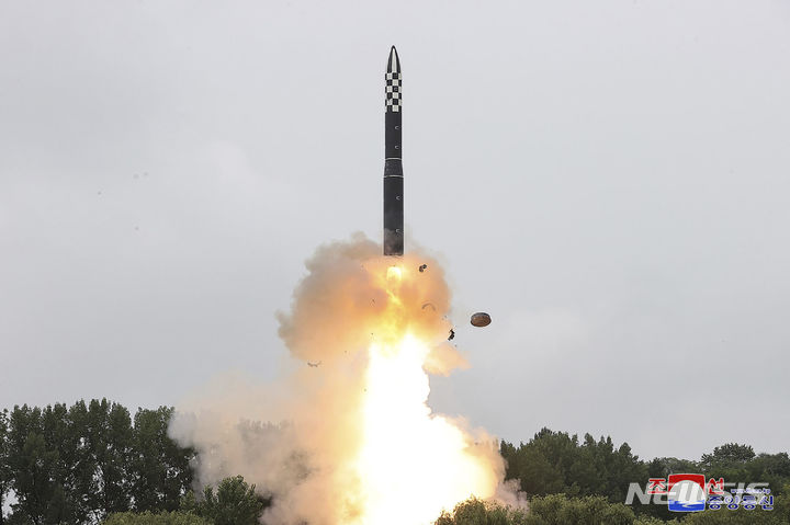 [평양=AP/뉴시스] 북한 조선중앙통신이 13일 제공한 사진에 대륙간탄도미사일(ICBM) '화성-18형'이 시험발사 되는 모습. 2023.07.13.