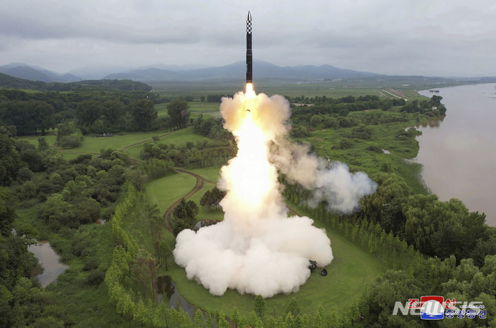 [평양=AP/뉴시스] 북한 조선중앙통신이 13일 제공한 사진에 대륙간탄도미사일(ICBM) '화성-18형'이 시험발사 되고 있다. 북한은 전날 화성-18형 시험발사를 진행했으며 김정은 국무위원장이 참관했다고 밝혔다. 2023.07.13.