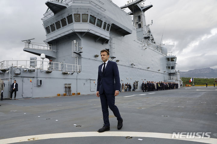 [툴롱(프랑스)=AP/뉴시스]에마뉘엘 마크롱 프랑스 대통령이 2022년 11월9일 프랑스 남부 툴롱의 해군기지에 정박한 수륙양용 헬기 운반선 딕스무데호의 갑판 위를 걷고 있다. 프랑스 의회가 13일 러시아의 우크라이나 전쟁과 빠르게 증가하는 세계적 위협에 자극받아 2030년까지 수십억 유로의 군사비 증액을 승인했다. 2024~2030년의 새 군사비는 2019~2025년의 군사비 2950억 유로(418조7909억원)보다 3분의 1 이상 늘어난 4130억 유로(약 587조2364억원)로 반세기 만에 가장 큰 지출 증가이다. 2023.07.13.