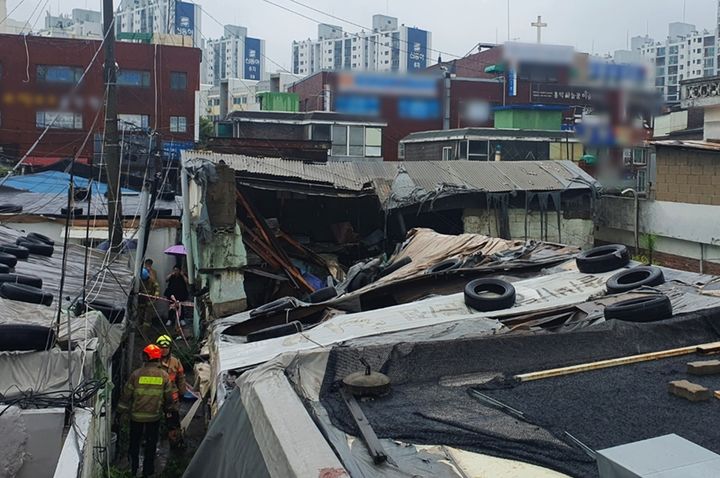 [인천=뉴시스] 김동영 기자 = 인천을 비롯한 수도권에 호우주의보가 발효된 13일 오후 미추홀구 학익동 한 공가주택이 강한 빗줄기로 인해 붕괴돼 있다. (사진=인천소방본부 제공) 2023.7.13. photo@newsis.com *재판매 및 DB 금지