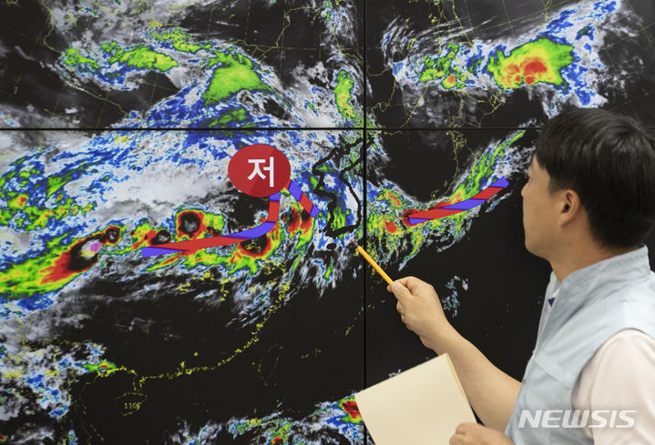 [서울=뉴시스] 김근수 기자 = 서울 전역 등 서쪽 지역을 중심으로 호우주의보·경보가 발효된 가운데, 이번 주말(15~16일)과 다음 주까지도 전국에 강하고 많은 비가 내릴 것으로 전망된다. 사진은 13일 오전 동작구 기상청에서 직원이 장마 전선 상황을 살펴보고 있는 모습. 2023.07.13. ks@newsis.com