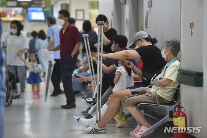 [수원=뉴시스] 김종택 기자 = 전국보건의료산업노동조합(보건의료노조)이 총파업에 돌입한 13일 경기도 수원시 아주대학교병원에서 환자들이 진료를 받기 위해 대기하고 있다. 2023.07.13. jtk@newsis.com