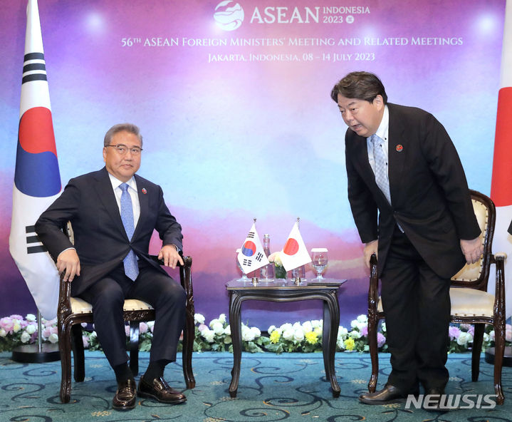 [자카르타(인도네시아)=뉴시스] 김금보 기자 = 아세안(ASEAN) 외교장관회의 참석차 인도네시아를 방문한 박진 외교부 장관과 하야시 요시마사 일본 외무상이 13일 (현지시간) 자카르타 샹그릴라호텔에 마련된 한일 양자 회담장에서 착석하고 있다. 2023.07.13. kgb@newsis.com