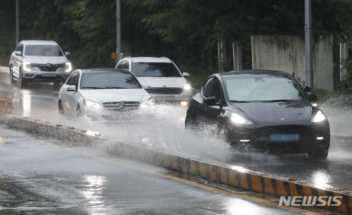 [서울=뉴시스] 황준선 기자 = 수도권에 호우주의보가 발효되는 등 많은 비가 내리는 13일 오후 서울 송파구 한 도로에서 차량들이 물보라를 일으키며 지나가고 있다. 2023.07.13. hwang@newsis.com