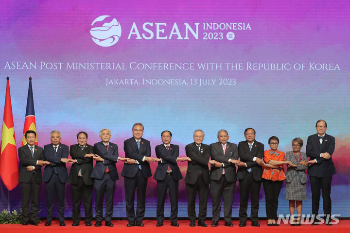 [자카르타(인도네시아)=뉴시스] 김금보 기자 = 박진 외교부 장관이 13일(현지시간) 인도네시아 자카르타 샹그릴라호텔에서 열린 한-아세안(ASEAN) 외교장관회의에서 아세안 외교 정상들과 기념 촬영을 하고 있다. 2023.07.13. kgb@newsis.com