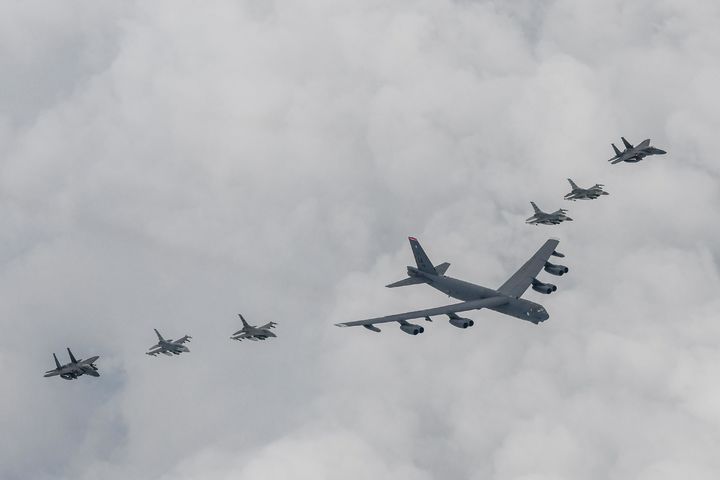 [서울=뉴시스] 13일 한국 공군의 F-15K와 미 공군의 F-16, 미 B-52H 전략폭격기가 한반도 상공에서 한미 연합공중훈련을 하고 있다. (사진=합동참모본부 제공) 2023.07.13. photo@newsis.com *재판매 및 DB 금지