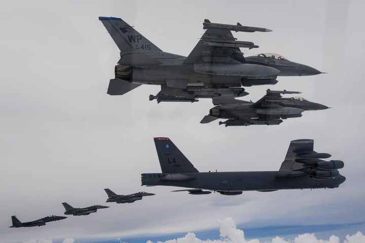 [서울=뉴시스] 13일 한국 공군의 F-15K와 미 공군의 F-16, 미 B-52H 전략폭격기가 한반도 상공에서 한미 연합공중훈련을 하고 있다. (사진=합동참모본부 제공) 2023.07.13. photo@newsis.com *재판매 및 DB 금지