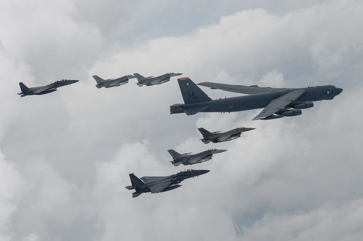 [서울=뉴시스] 13일 한국 공군의 F-15K와 미 공군의 F-16, 미 B-52H 전략폭격기가 한반도 상공에서 한미 연합공중훈련을 하고 있다. (사진=합동참모본부 제공) 2023.07.13. photo@newsis.com *재판매 및 DB 금지