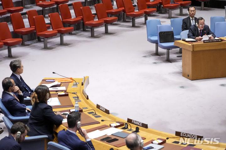 [뉴욕=AP/뉴시스] 황준국(왼쪽) 주 유엔대사가 13일(현지시각) 미국 뉴욕의 유엔본부에서 열린 유엔 안전보장이사회에 참석해 김성(오른쪽) 북한 대사의 발언을 듣고 있다. 2023.07.14.