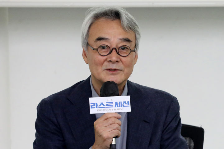 [서울=뉴시스]박진희 기자 = 연극 '라스트 세션' 배우 남명렬이 지난달 22일 서울 종로구 예술가의 집에서 기자간담회를 하고 있다. 2023.06.22. pak7130@newsis.com *재판매 및 DB 금지