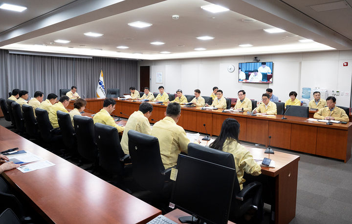 [서울=뉴시스] 한국철도공사(코레일)이 14일 극한오후에 따른 열차안전운행 확보를 위해 고준영 사장직무대행 등 전국 소속장 40여명이 참석하는 긴급 영상회의를 열고 대응태세를 점검하고 있다. 2023.07.14. (사진=코레일 제공) photo@newsis.com *재판매 및 DB 금지