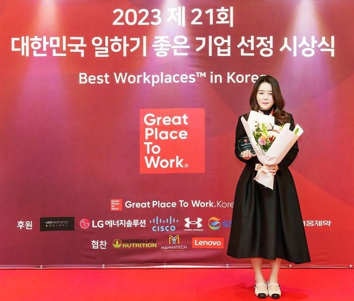 [서울=뉴시스] 글로벌 기업문화 전문 리서치기관인 GPTW 코리아 (Great Place To Work Institute Korea)가 주관하는 제21회 GPTW 글로벌 경영 컨퍼런스 및 시상식에서 양여진 팀장이 기념 촬영을 하고 있다. (사진=멀츠 제공) photo@newsis.com *재판매 및 DB 금지