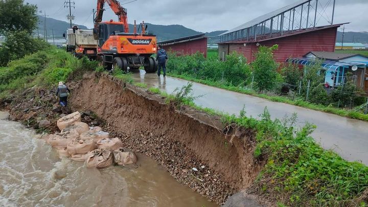 [뉴시스=공주]공주시 금강교 인근에서 복구 잡업 중인 굴삭기.2023.07.14.(사진=독자 제공) *재판매 및 DB 금지