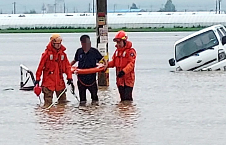 [완주=뉴시스] 김얼 기자 = 전북 대부분 지역에 호우경보가 발효된 14일 전북 완주군 삼례읍의 한 농로에서 소방관들이 구조작업을 펼치고 있다. (사진=전북소방본부 제공) 2023.07.14. pmkeul@nwsis.com *재판매 및 DB 금지