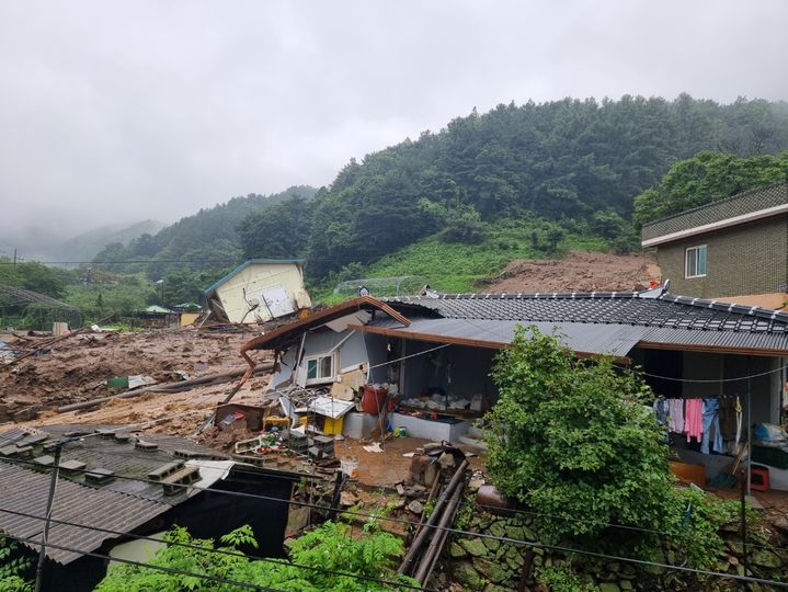 [풍기=뉴시스] 김진호기자 = 15일 낮 12시 현재 경북 영주시 풍기읍 산사태 현장. 2023.07.15. kjh9326@newsis.com *재판매 및 DB 금지