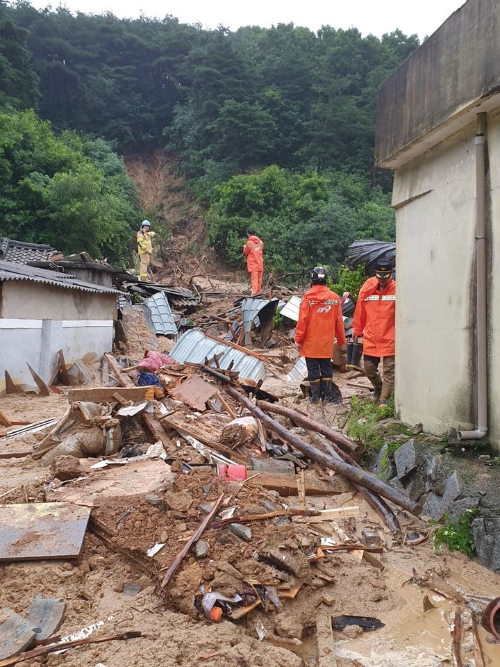 [풍기=뉴시스] 김진호기자 = 15일 12시 현재 영주시 장수면 산사태 현장. 2023.07.15. kjh9326@newsis.com *재판매 및 DB 금지