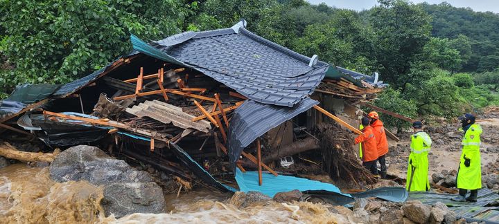 [예천=뉴시스] 15일 오전 예천군 은풍면에서 산사태가 나 구조대원들이 수색을 벌이고 있다. (사진=경북도소방본부제공) 2023.07.15 photo@newsis.com *재판매 및 DB 금지