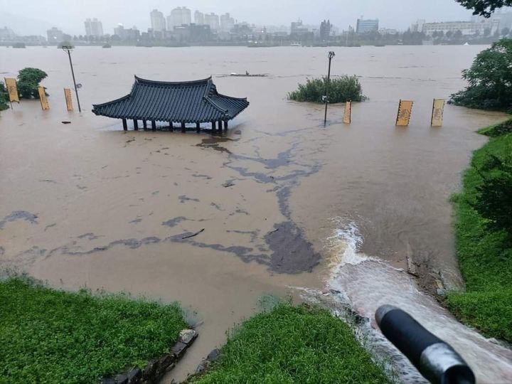 [공주=뉴시스] 사흘간 폭우로 공주 공산성 금서루가 물에 잠겼다. 독자제공 *재판매 및 DB 금지