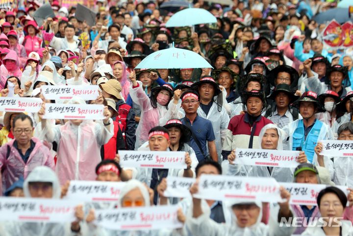 [서울=뉴시스] 조성봉 기자= 15일 오후 서울 종로구 경복궁역에서 열린 ‘윤석열 정권 퇴진 7.15 범국민대회’에서 민주노총, 전국농민회총연맹 등 시민사회단체 참가자들이 구호를 외치고 있다. 2023.07.15.suncho21@newsis.com