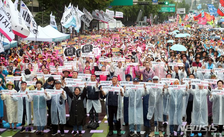 [서울=뉴시스] 조성봉 기자= 지난 7월15일 오후 서울 종로구 경복궁역에서 열린 ‘윤석열 정권 퇴진 7.15 범국민대회’에서 민주노총, 전국농민회총연맹 등 시민사회단체 참가자들이 구호를 외치고 있다. 2023.07.15.suncho21@newsis.com