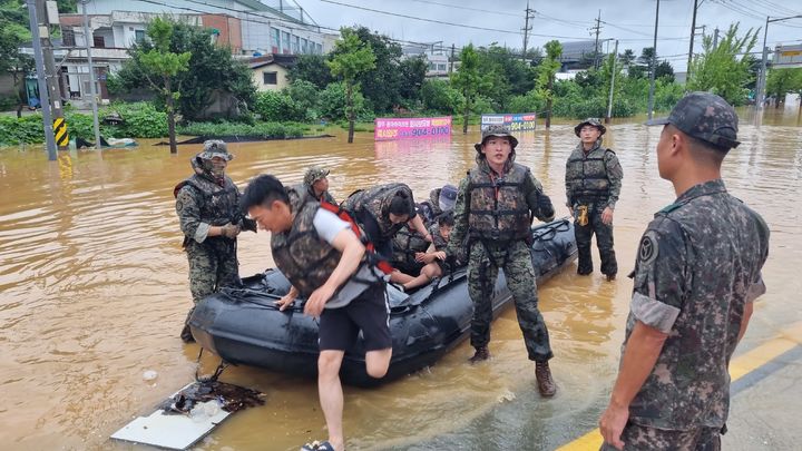 [서울=뉴시스] 조성봉 기자= 특전사 13특수임무여단 재난신속대응부대 장병들이 15일 오후 충북 청주시 흥덕구 일대에서 폭우로 인해 고립된 주민들을 수색ㆍ구조하고 있다. (사진=육군 제공 )2023.07.15. photo@newsis.com *재판매 및 DB 금지