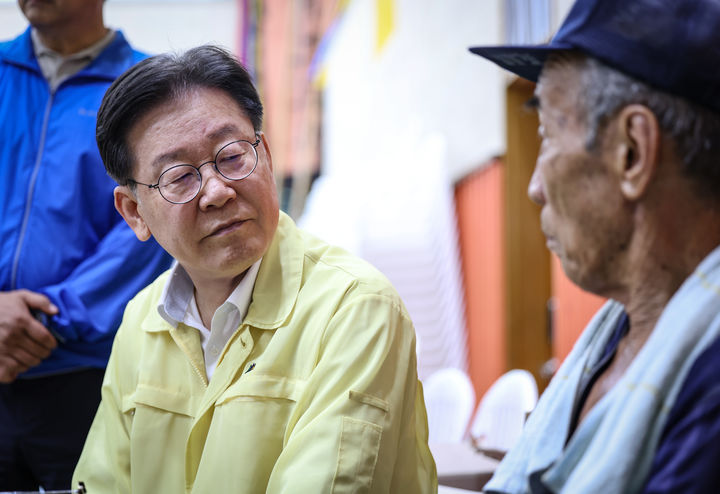 [서울=뉴시스] 고범준 기자 = 이재명 더불어민주당 대표가 16일 오후 충북 괴산오성중학교에 마련된 괴산댐 월류 이재민 대피소를 방문해 이재민을 위로하고 있다. (사진=더불어민주당 제공) 2023.07.16. photo@newsis.com *재판매 및 DB 금지