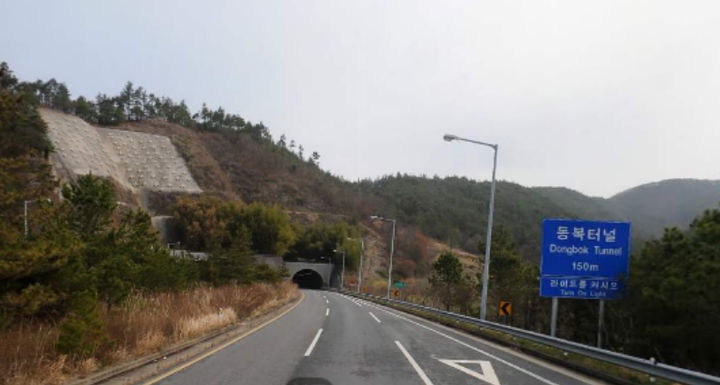 [화순=뉴시스] 광주국토관리사무소는 17일 오전 0시 30분부터 국도22호선 전남 화순군 동복면 칠정리 동복터널의 상·하행 통행을 제한하고 있다. (사진=포털 지도 앱 갈무리) 2023.07.17. photo@newsis.com *재판매 및 DB 금지