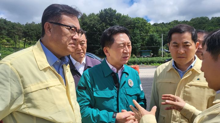 [뉴시스=청양]충남 청양군 수해 현장에서 피해 상황 설명을 듣는 (왼쪽)정진석 의원과 김기현 국민의힘 당대표. 2023.07.17. ssong1007@newsis.com *재판매 및 DB 금지