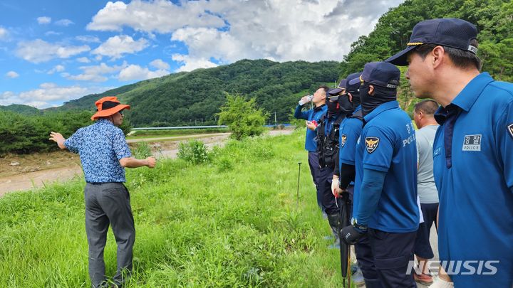 [예천=뉴시스] 김진호 기자 = 경북 예천군 은풍면 오류리 솔경지에서 17일 풍수지리가 이모(60)씨가 경찰들과 함께 실종자 수색작업을 하고 있다. 2023.07.17 kjh9326@newsis.com