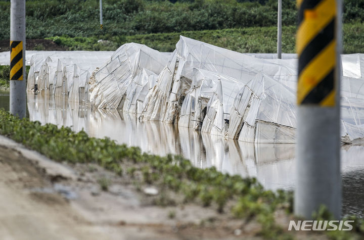 [청양=뉴시스] 정병혁 기자 = 충남 청양군 청남면 인양리 인근 논에 설치된 비닐하우스가 폭우로 인해 부서져 있다. 2023.07.17. jhope@newsis.com