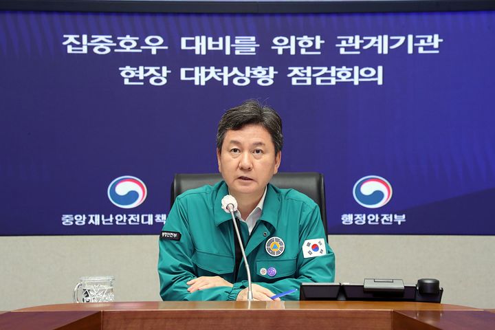 [서울=뉴시스] 최진석 기자 = 행정안전부 차관인 한창섭 중앙재난안전대책본부장이 지난 17일 세종로 정부서울청사 중앙재난안전상황실 서울상황센터에서 최대 폭우가 이어지고 있는 상황에 대비한 상황점검회의를 하고 있다. (사진=행정안전부 제공) 2023.07.22. photo@newsis.com *재판매 및 DB 금지