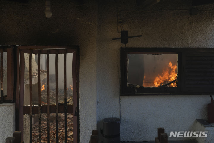 [아테네=AP/뉴시스] 17일(현지시간) 그리스 아테네에서 서쪽으로 약 80km 떨어진 루트라키 근처의 주택에 화재가 발생했다. 2023.07.18.