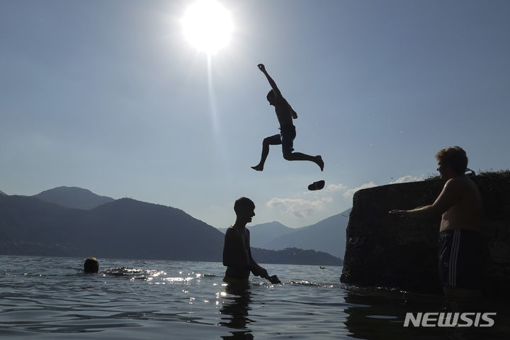 [리에르노=AP/뉴시스] 어린이들이 17일(현지시간) 이탈리아 북부 리에르노 코모 호수에 뛰어들고 있다. 2023.07.19.