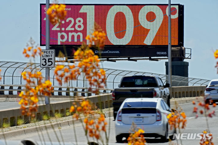[AP/뉴시스] 미국 애리조나주 피닉스 도심에서 17일 오후 디지털 빌보드에 비공식 온도 화씨 109도(42.8도)가 번쩍이고 있다