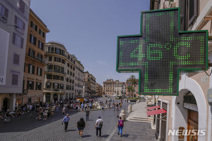 [로마=AP/뉴시스] 18일(현지시간) 이탈리아 로마에 위치한 한 약국 전광판에 기온이 표시돼 있다. 2023.07.19.