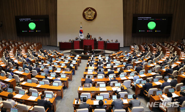 [서울=뉴시스] 고범준 기자 = 18일 오후 서울 여의도 국회 본회의장에서 열린 제408회국회(임시회) 제1차 본회의에서 영유아보육법 일부개정법률안(대안)이 재적 299인, 재석 207인, 찬성 205인, 반대 0인, 기권 2인으로 가결되고 있다. 2023.07.18. bjko@newsis.com