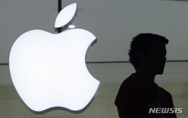 [뉴욕=AP/뉴시스]﻿애플의 디자인 책임자가 회사를 떠나는 것으로 전해졌다. 사진은 미국 뉴욕 그랜드 센트럴 터미널 근처에 있는 애플 로고. 2023.12.9