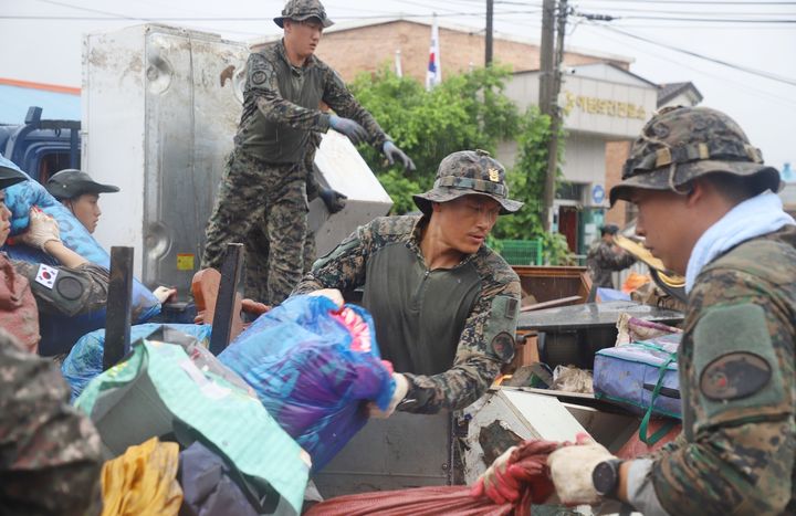 [증평=뉴시스] 호우피해 복구작전 수행하는 13특수임무여단 장병들. (사진=13특수임무여단 제공) photo@newsis.com *재판매 및 DB 금지