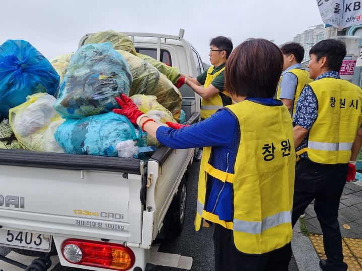 [창원=뉴시스] 강경국 기자 = 경남 창원시 생활쓰레기 수거업체 파업으로 쓰레기 수거 지연 사태가 발생하면서 자원순환과 직원들이 수거 지연이 심각한 지역에 투입돼 쓰레기를 수거하고 있다. (사진=창원시청 제공). 2023.07.19. photo@newsis.com *재판매 및 DB 금지